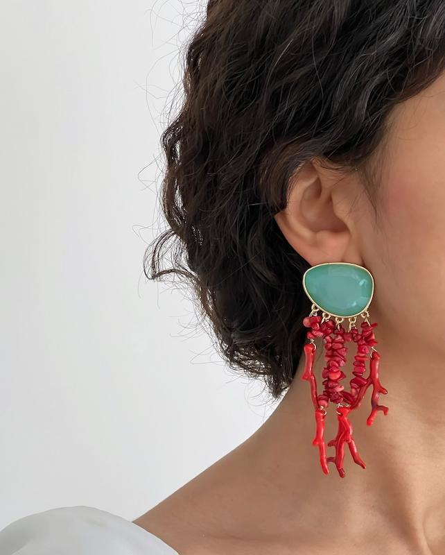 گوشواره سنگ آبی و آویز قرمز