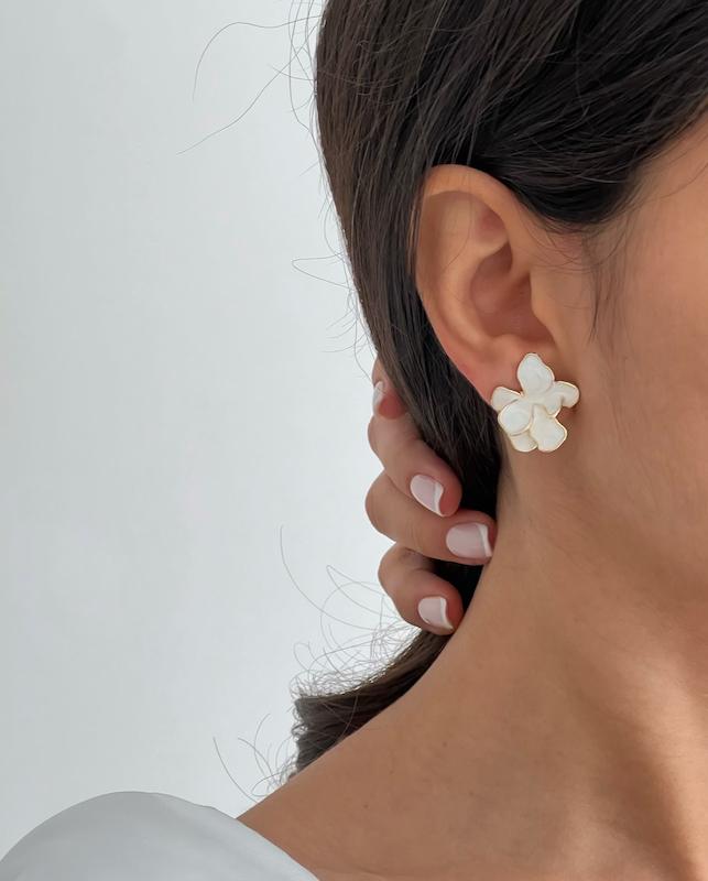 گوشواره مینیمال گل دفرمه میناکاری