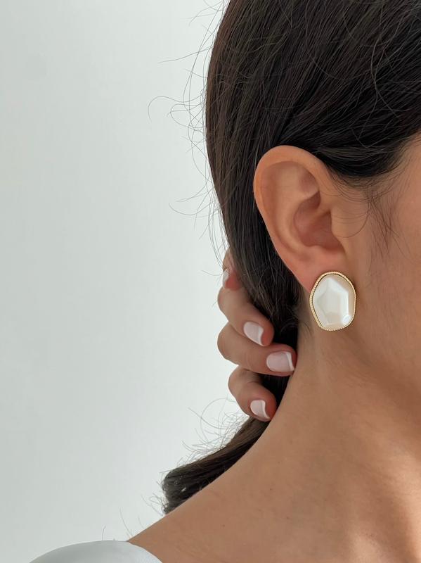 گوشواره مروارید بیضی دفرمه