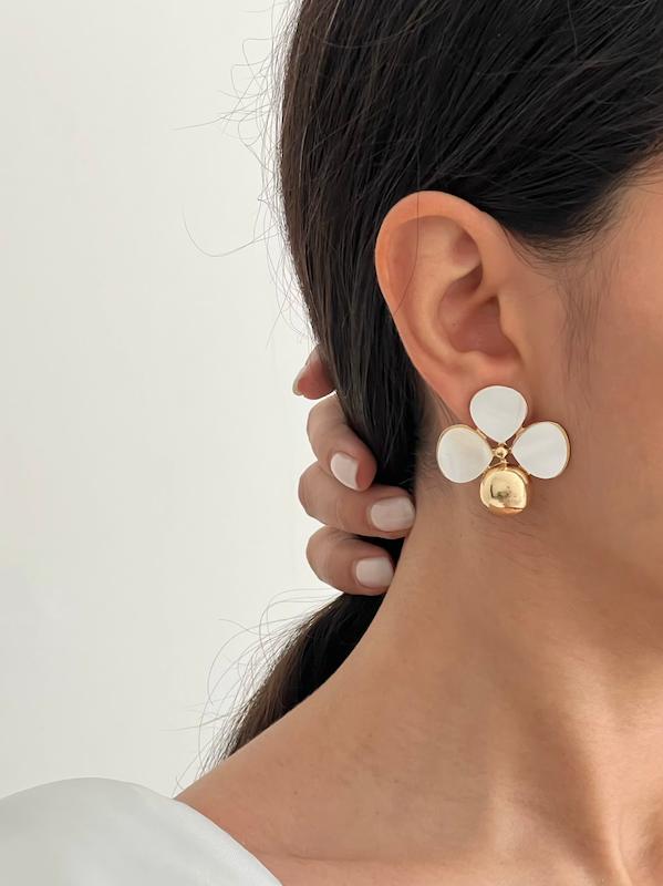 گوشواره طرح گل سه اشک صدفی