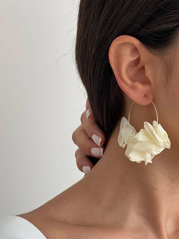 گوشواره حلقه و پارچه کوچک