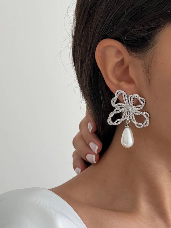 گوشواره طرح جواهر گل و مروارید اشکی