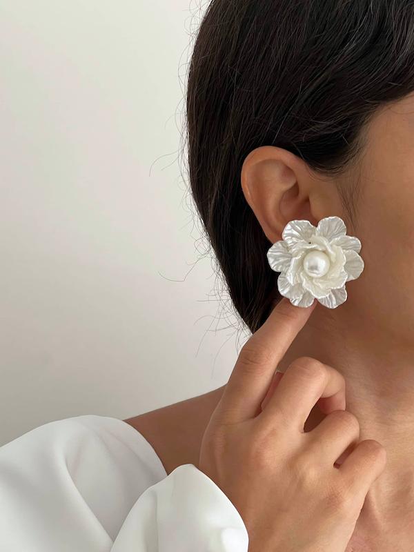 گوشواره پرگلبرگ تک مروارید