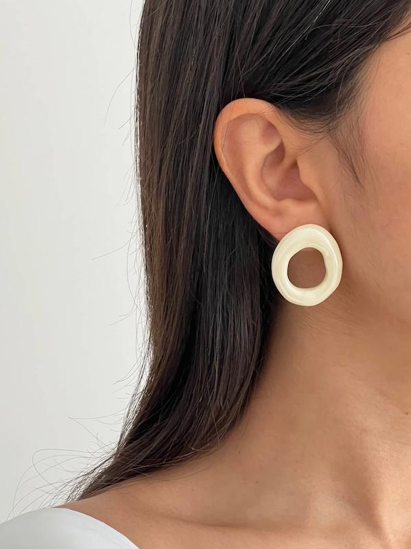 گوشواره loop صدفی براق