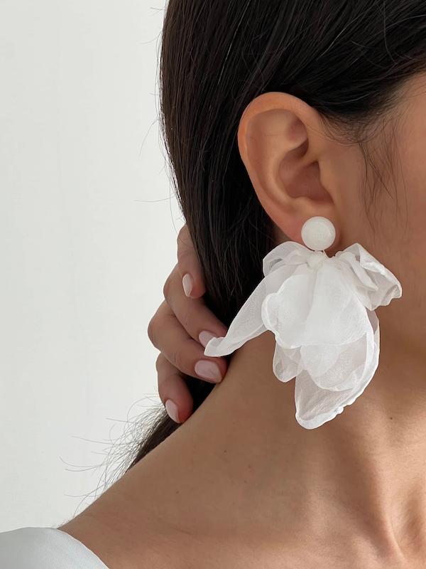 گوشواره پارچه‌ای و سنگ سفید