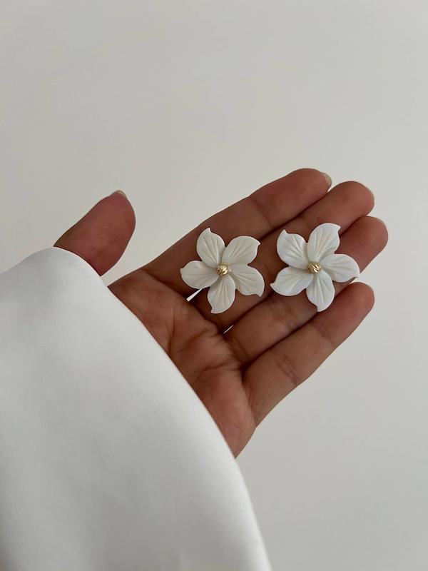 گوشواره بابونه گلبرگ کشیده