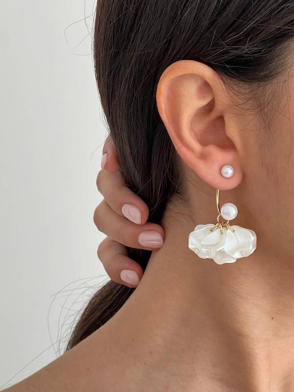 گوشواره صدفی و نیم‌دایره دو مروارید