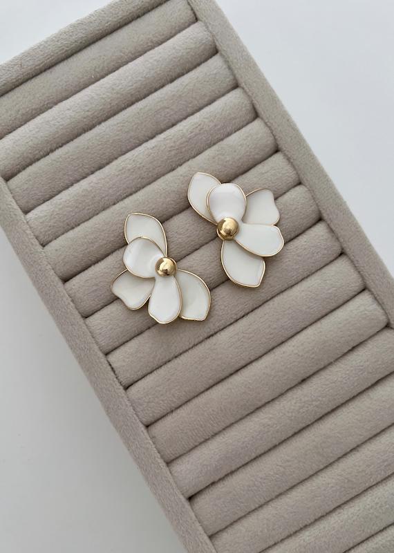 گوشواره گل نیمه میناکاری سفید