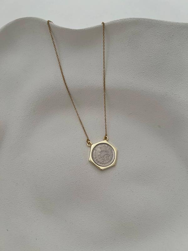 گردنبند سکه ۶ ضلعی