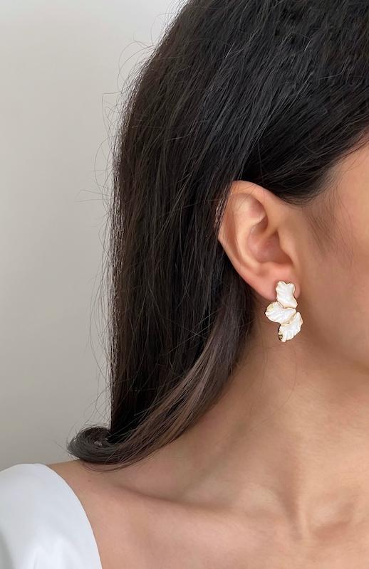 گوشواره گل نیمه میناکاری کوچک