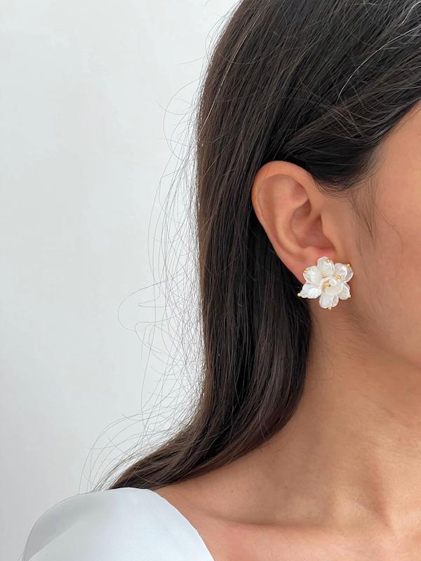 گوشواره گل مینیمال صدفی مرواریدی