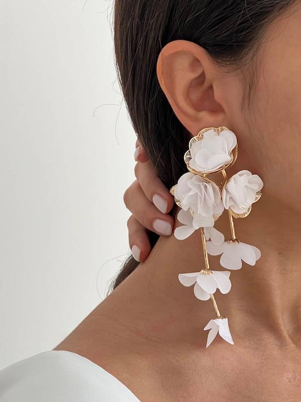 گوشواره پر گل سفید آویز