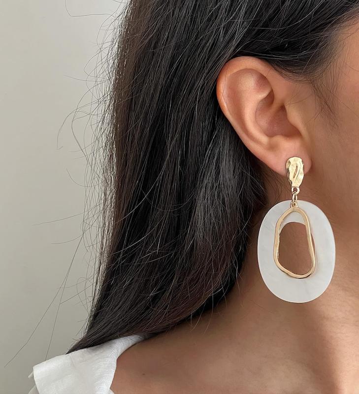 گوشواره صدفی و بیضی دفرمه توخالی