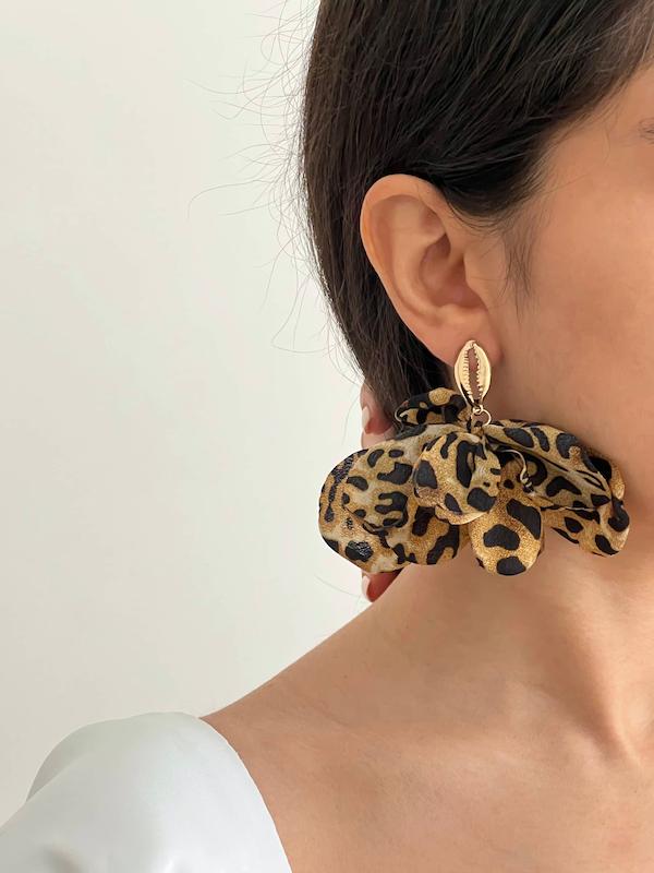 گوشواره پارچه‌ای پلنگی و صدف