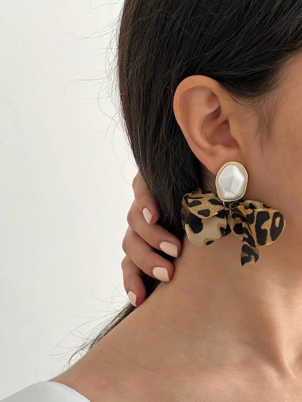 گوشواره پارچه‌ای پلنگی و مروارید دفرمه