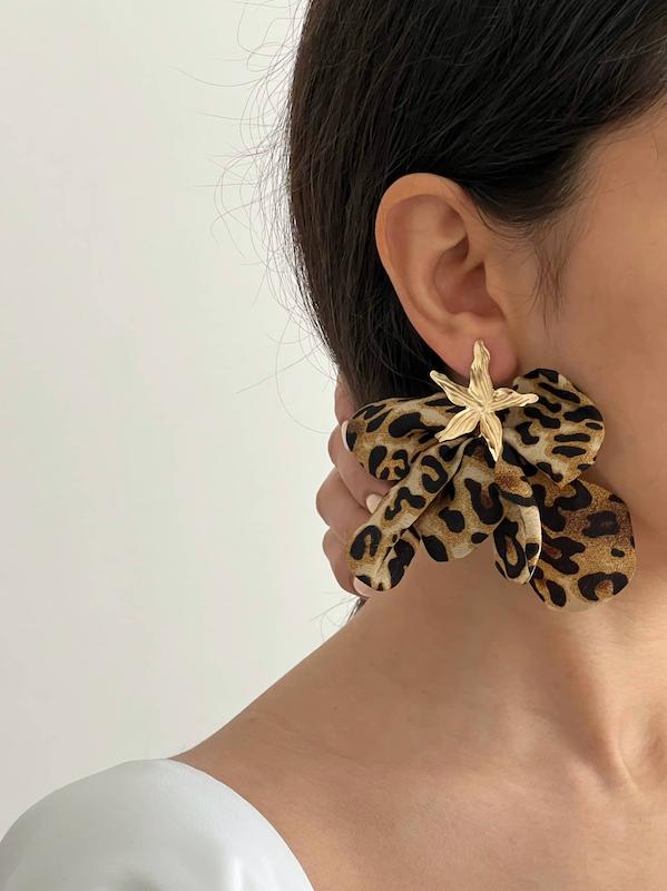گوشواره پارچه‌ای پلنگی و گل ۵گلبرگ