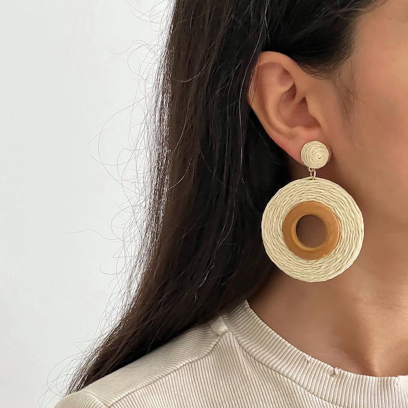 گوشواره حصیری و چوب دایره