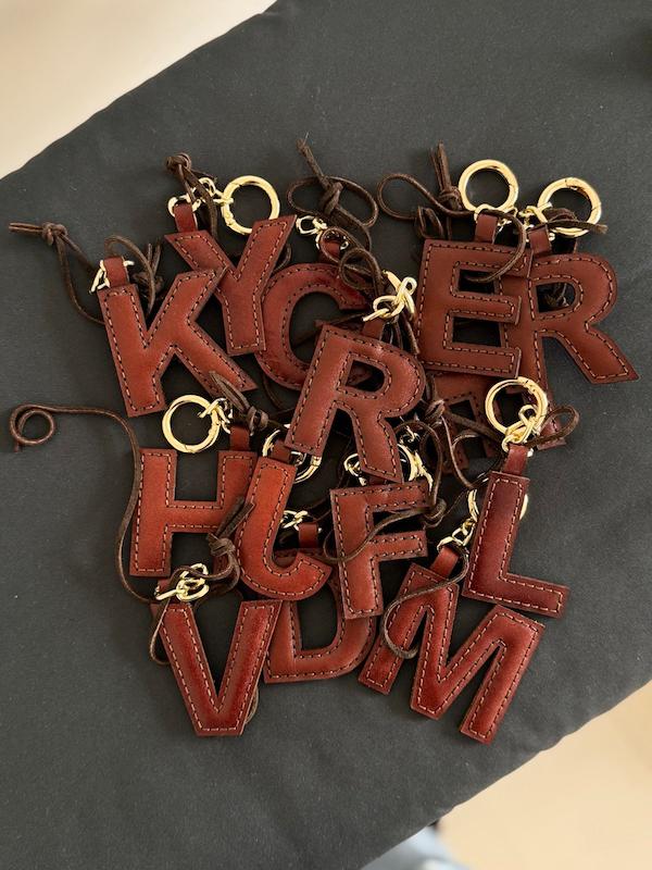 چارم و آویز حروف چرم طبیعی 