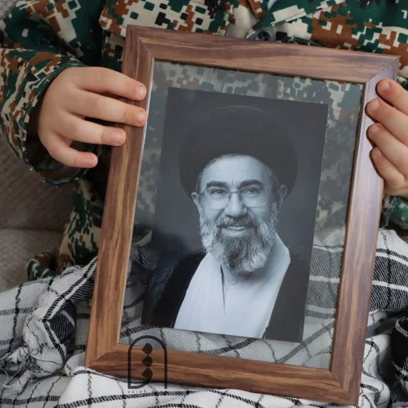قاب عکس "رهبر جوان"
