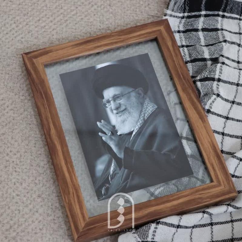 قاب عکس "رهبر شهید" 