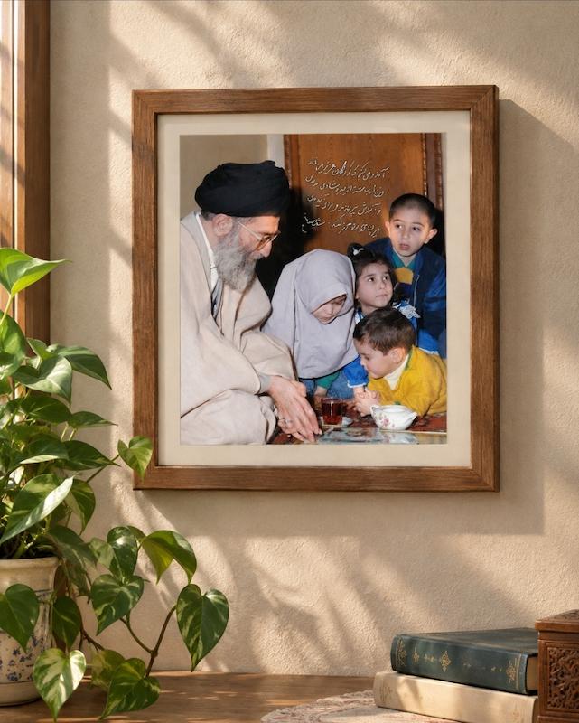 قاب عکس رهبر شهید( پدرانه)