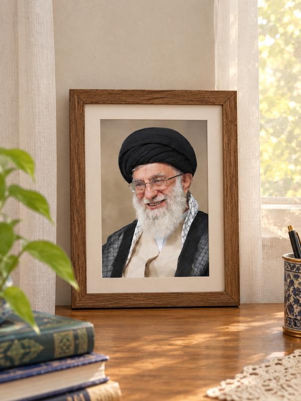 قاب عکس رهبر شهید( لبخند)