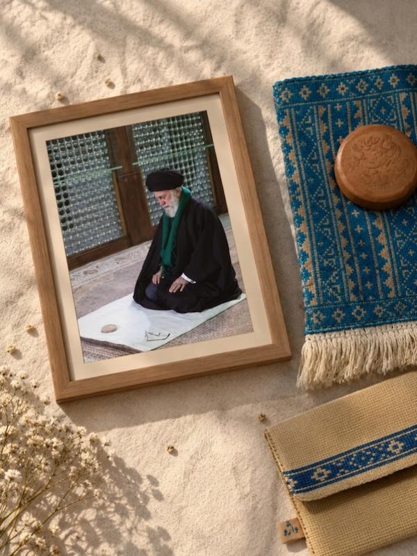 قاب عکس رهبر شهید( نماز) | دیوارنگاره مذهبی