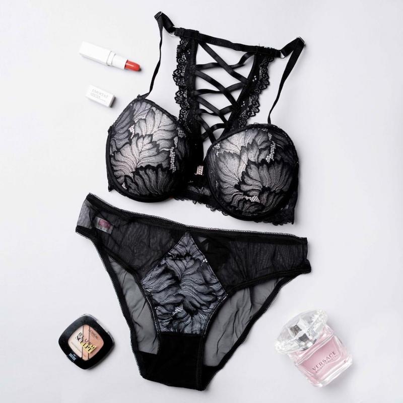 ست شورت و سوتین اسفنجی پشت مدل‌دار برند EMA