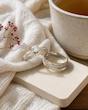 ست حلقه و پشت حلقه زنانه آریسا | نقره‌ای طلایی نگین‌دار با طراحی موجی