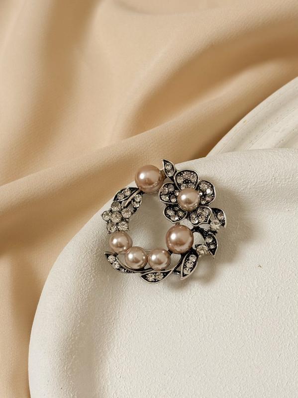 گل سینه زنانه حلقه ی گل