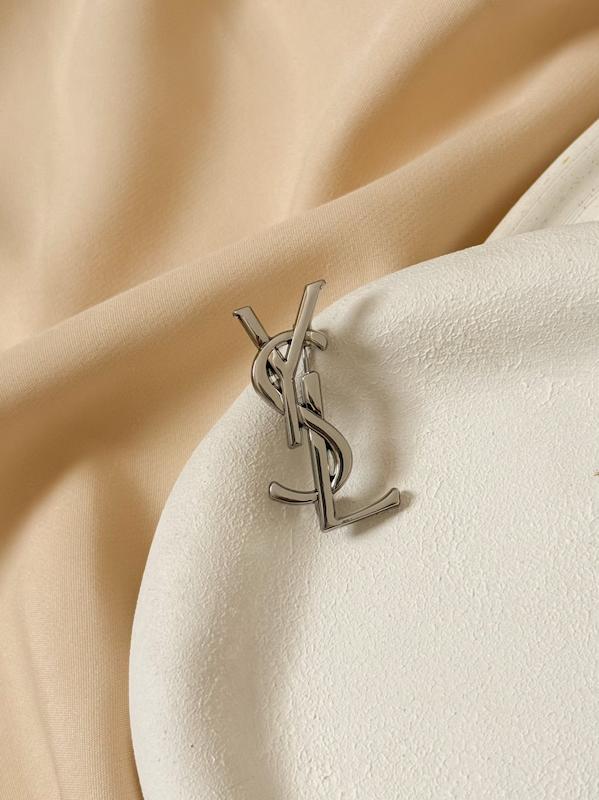 گل سینه زنانه ysl