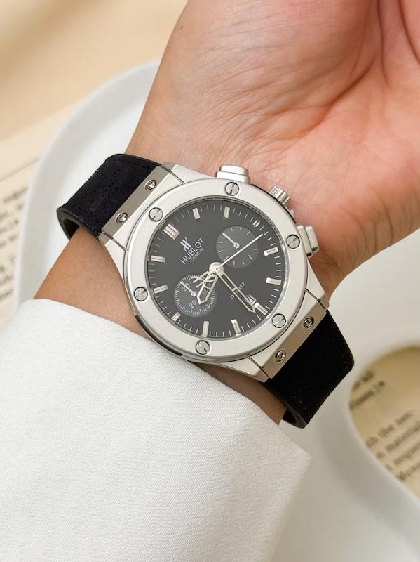 ساعت هابلوت مستر ( بند مشکی قاب نقره ای )