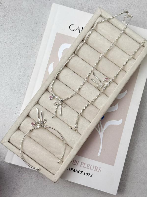 گردنبند و دستبند آبکاری نقره پاپیون 