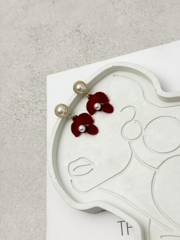 گوشواره زنانه برگ و مروارید مخملی