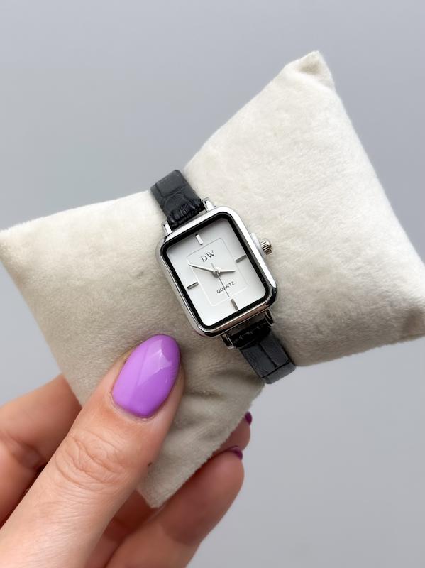 ساعت زنانه مستطیل چرمی دنیل ولینگتون  Daniel Wellington