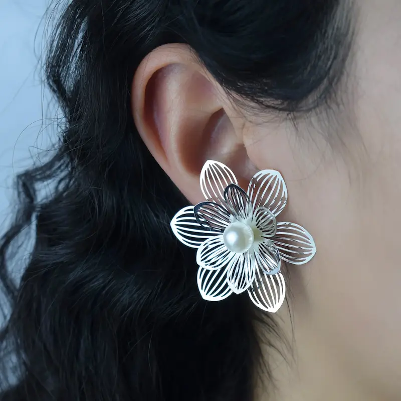 گوشوار پایه نقره طرح گل مرواریدی کد51