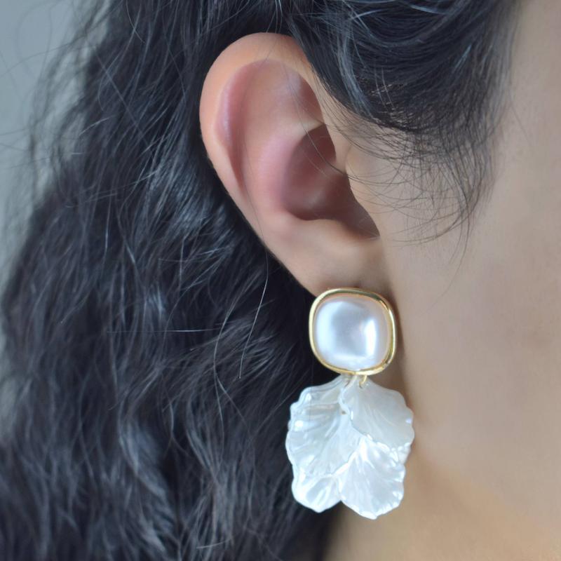 گوشوار مرواریدی آویز دار طرح گلبرگ کد8