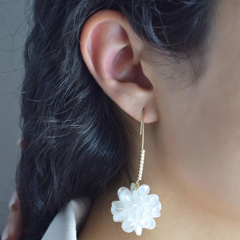 گوشوار آویز دار مرواریدی طرح گلبرگ کد15