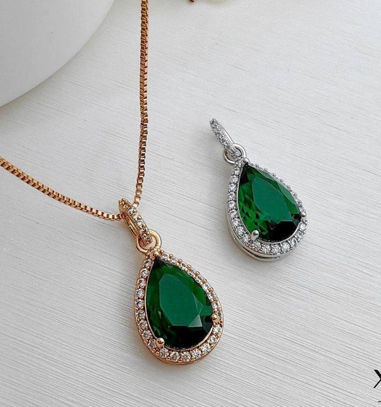 آویز اشکی سبز