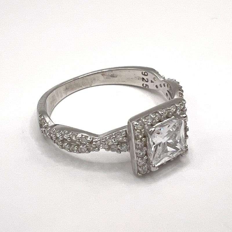 انگشتر نقره زنانه نگین پرنس مربعی با رکاب نگین‌دار – عیار 925