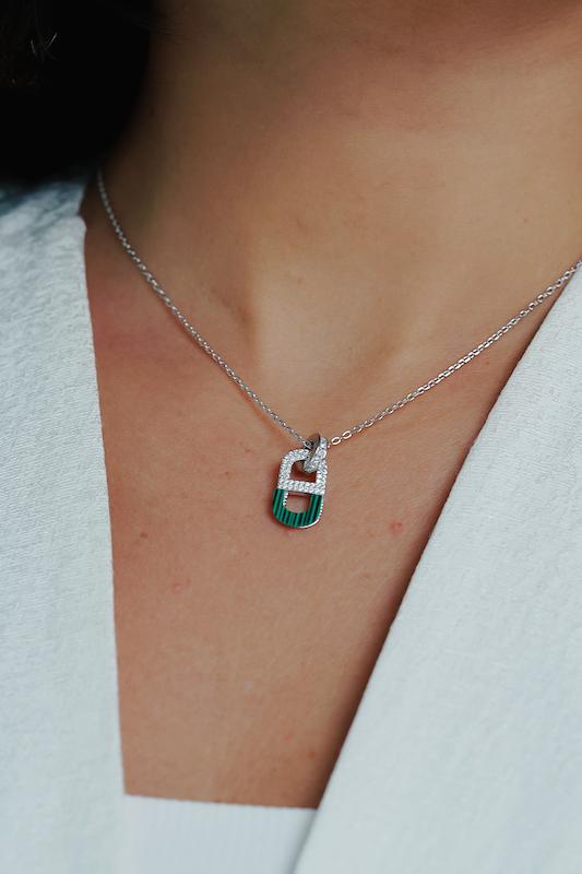 گردنبند نقره زنانه بولگاری طرح قفل میناکاری سبز – عیار 925