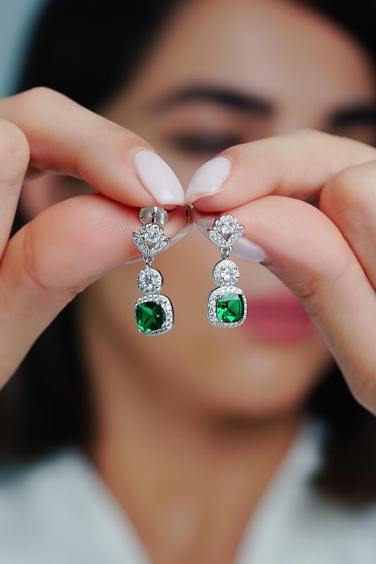 گوشواره نقره زنانه نگین سبز سلطنتی طرح اشرافی – عیار 925