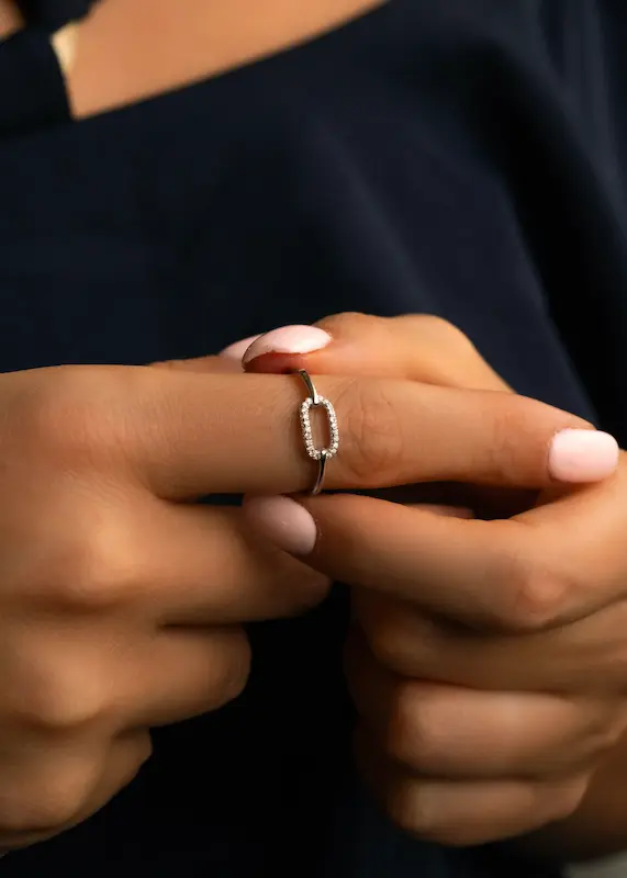 انگشتر نقره طرح مسیکا بدون نگین مدل بیضی روی دست