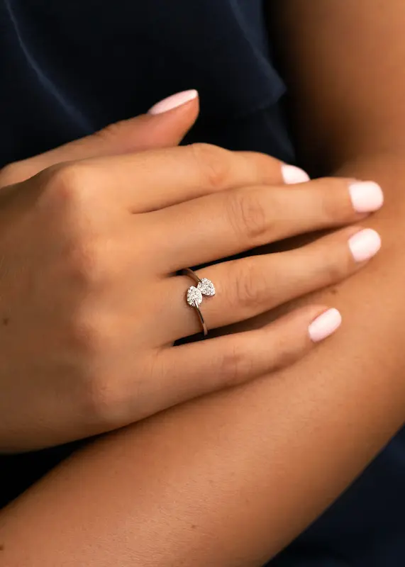 انگشتر نقره طرح دو قلب نگین‌دار روی دست مدل زنانه