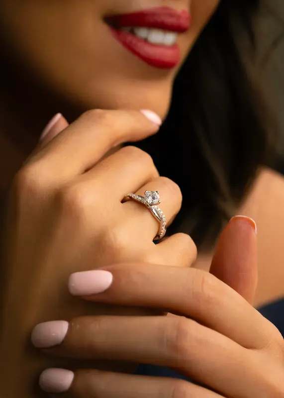 انگشتر نقره سولیتر دور نگین زنانه روی دست مدل