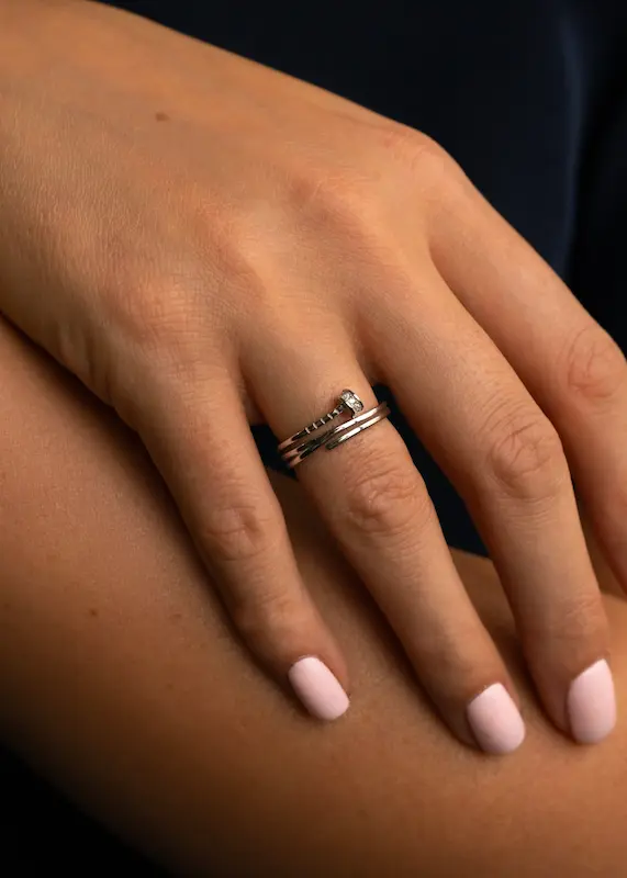 انگشتر میخ نقره زنانه طرح کارتیر روی دست مدل