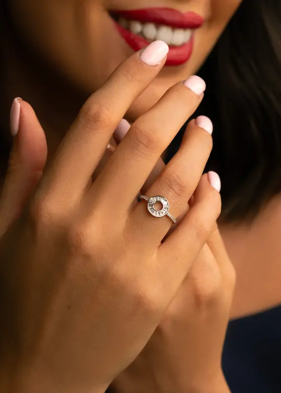 انگشتر حلقه‌ای باگت نقره ۹۲۵ روی دست مدل زنانه