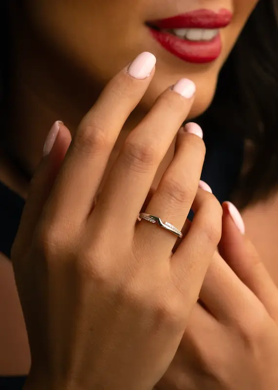 انگشتر نقره طرح هفت‌سنگ ظریف ۹۲۵ روی دست مدل زنانه