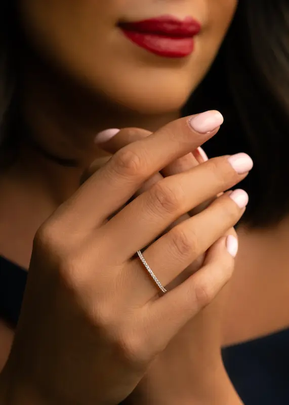 انگشتر نقره ظریف دورنگین زنانه ۹۲۵ روی دست مدل