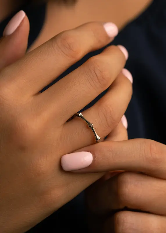 انگشتر نقره زنانه طرح بامبو ظریف ۹۲۵ روی دست مدل